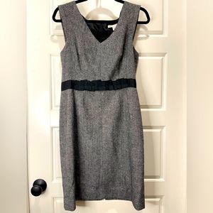 Banana Republic V Neck, Sleeveless gray and black knee length dress size 6